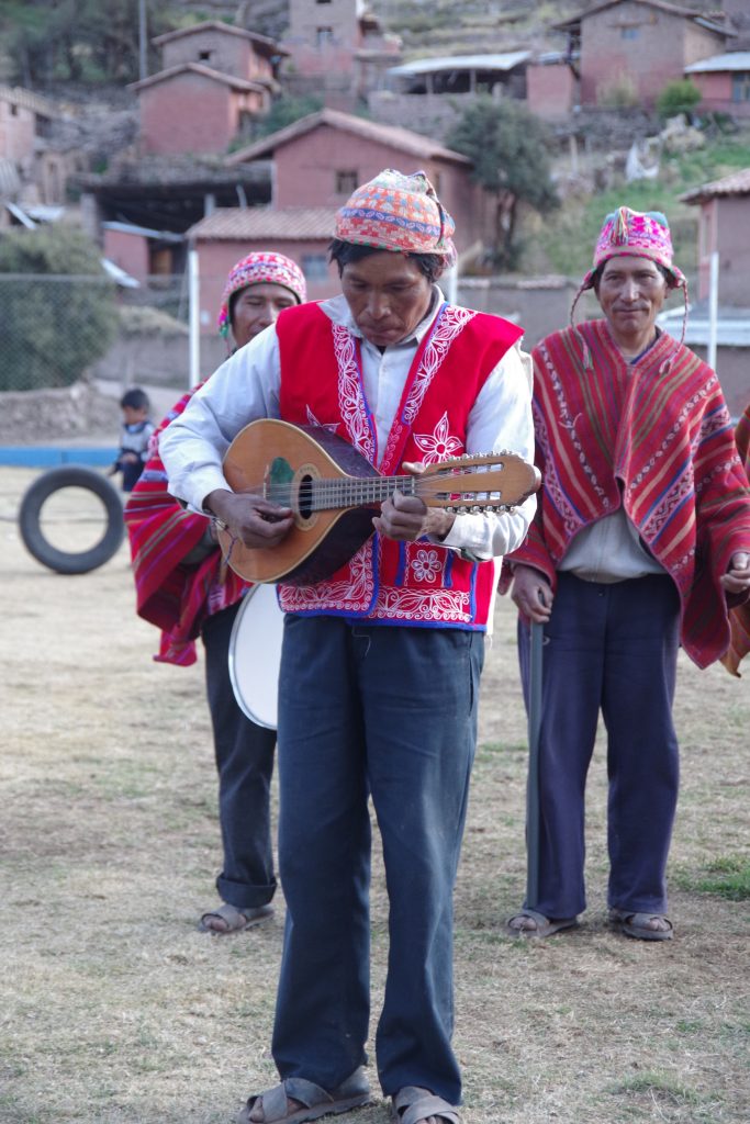 A Qeqeño plays the mandolin and sings in Qeuchua