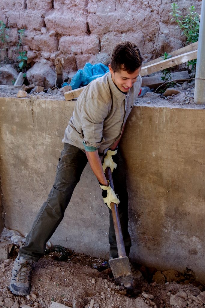 Wes doing what he does best, pickaxing to level the interior of the salón comunal
